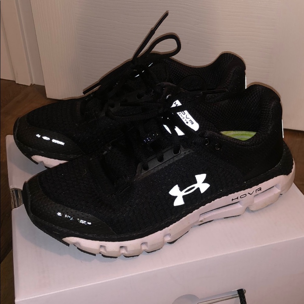 UA Hovr Sneaker
